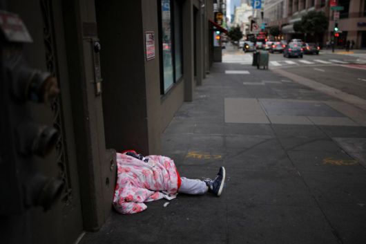 중국이 미국과 무역협상을 본격적으로 시작하기 위해 도널드 트럼프 미 행정부가 요구하는 펜타닐 원료 통제 방안을 검토하고 있다고 월스트리트저널(WSJ)이 2일(현지시간) 소식통들을 인용해 보도했다. 지난 3월 26일 캘리포니아주 샌프란시스코에서 한 펜타닐 중독자가 길거리에 쓰러져 잠을 자고 있다. 로이터 연합