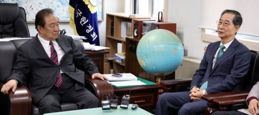 대선 출마를 선언한 한덕수 전 국무총리가 3일 오후 서울 영등포구 여의도 국회 헌정기념관에서 정대철 헌정회장을 예방하고 있다. /사진=뉴시스