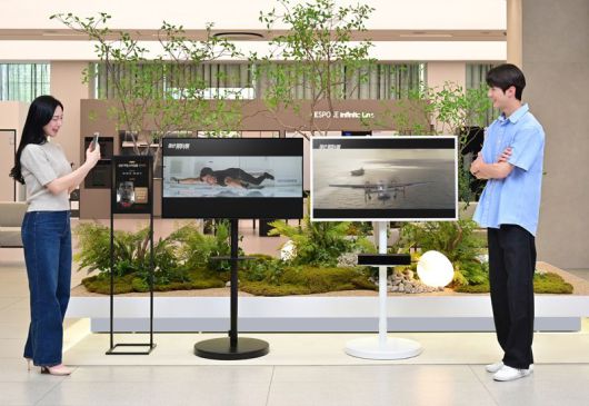 삼성전자 모델이 '삼성 무빙스타일을 찾아라' 이벤트에 참여하고 있다. 삼성전자 제공