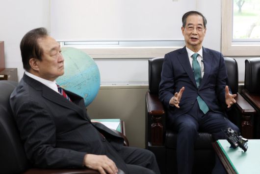 한덕수 무소속 대선 예비후보가 3일 오후 서울 영등포구 헌정회에서 정대철 헌정회장을 예방하며 대화를 나누고 있다. /사진=뉴스1화상