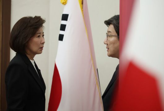 국민의힘 권성동 원내대표와 나경원 의원이 4일 서울 여의도 국회에서 열린 선거대책위원회에서 시작 전 대화하고 있다. 뉴시스