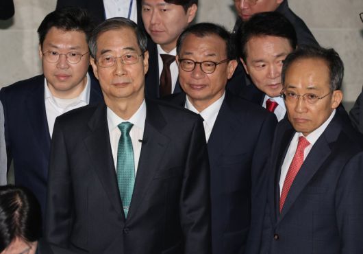 한덕수 전 국무총리가 지난 2일 서울 여의도 국회 소통관에서 대통령 선거 출마를 선언하기 위해 이정현 전 새누리당 대표, 국민의힘 추경호 의원 등과 기자회견장으로 향하고 있다. 연합뉴스