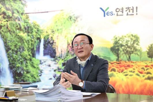 파이낸셜뉴스와 인터뷰를 진행하는 김덕현 연천군수. 연천군 제공