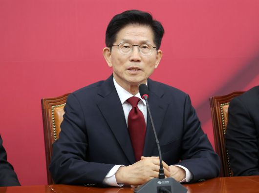 국민의힘 김문수 대선 후보가 4일 국회에서 열린 당 선거대책위원회 회의에서 발언하고 있다. 연합뉴스