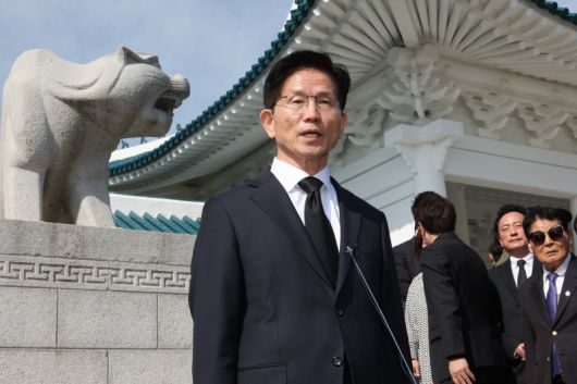 김문수 국민의힘 대통령 후보가 4일 오전 서울 동작구 국립서울현충원을 찾아 현충탑 참배를 마친 뒤 백브리핑을 하고 있다. 2025.5.4/뉴스1 ⓒ News1 안은나 기자 /사진=뉴스1