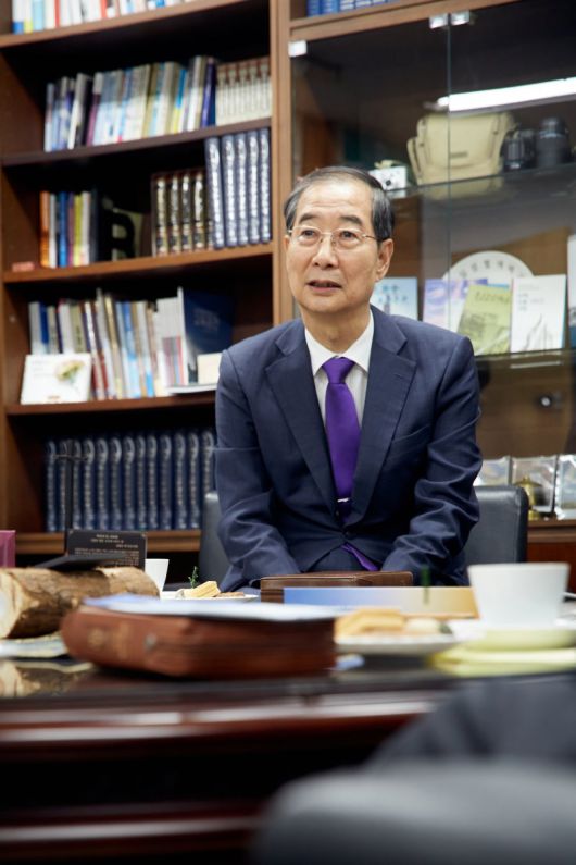 대선 출마를 선언한 무소속 한덕수 예비후보가 일요일인 4일 예배 참석차 서울 종로구 종교교회를 찾아 전창희 담임 목사 등 교회 관계자들과 대화하고 있다. 연합뉴스