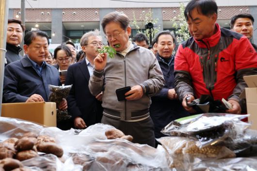 생 어수리 맛보는 이재명 후보 (태백=연합뉴스) 김주성 기자 = 더불어민주당 이재명 대선 후보가 '골목골목 경청투어' 사흘째인 3일 강원도 태백시 장성동 산나물 축제장을 찾아 지역 특산물인 생 어수리 나물을 맛보고 있다. 2025.5.3 utzza@yna.co.kr (끝)