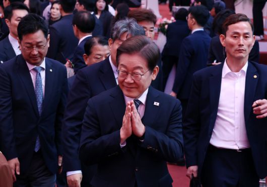 더불어민주당 이재명 대선 후보가 5일 서울 종로구 조계사에서 열린 불기 2569년 부처님오신날 봉축법요식을 마친 후 이동하고 있다. 사진=연합뉴스                                    윤호중 더불어민주당 총괄선거대책본부장이 5일 오전 서울 여의도 국회에서 열린 기자간담회에 참석해 모두 발언하고 있다. 사진=뉴스1