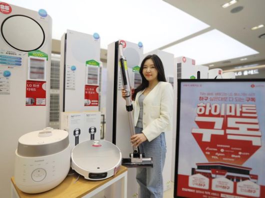롯데하이마트에서 모델이 가전 제품을 선보이고 있다. 롯데하이마트 제공