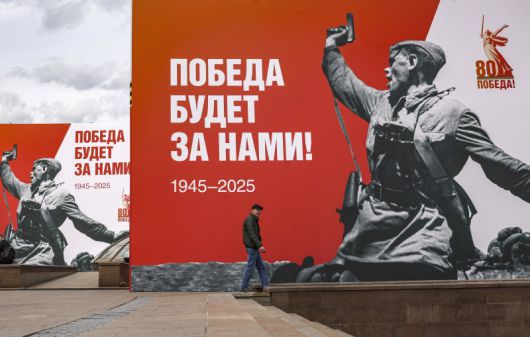 러시아 모스크바 시내 크렘린궁 근처에 설치된 2차 세계대전 전승절 80주년 기념 브로마이드 앞을 4일(현지시간) 한 남성이 지나가고 있다. EPA연합뉴스