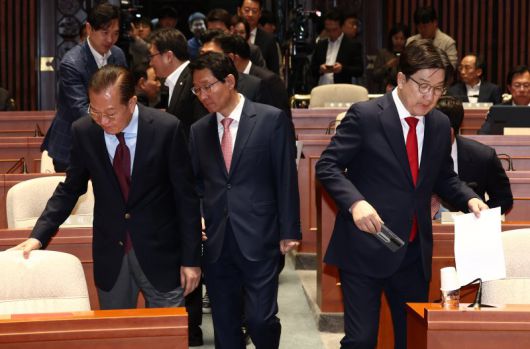 국민의힘 권영세 비상대책위원장과 권성동 원내대표가 5일 국회에서 열린 의원총회에 입장하고 있다. /사진=뉴스1화상