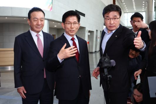 (경주=뉴스1) 김민지 기자 = 일화 문제를 놓고 당 지도부와 갈등을 빚고 있는 김문수 국민의힘 대통령 후보가 6일 경북 경주시 HICO(정상회의장) 미디어센터에서 브리핑을 갖고 경선 일정 중단과 서울행을 선언하고 있다. 2025.5.6/뉴스1 /사진=뉴스1화상