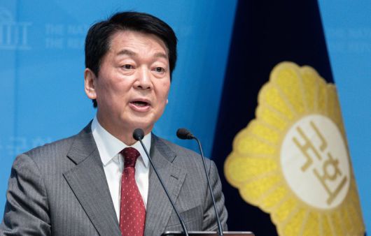 (서울=뉴스1) 이재명 기자 = 안철수 국민의힘 경선 후보가 27일 오전 서울 여의도 국회 소통관에서 '국민 여러분께 드리는 호소문'을 발표하고 있다. 2025.4.27/뉴스1 /사진=뉴스1화상