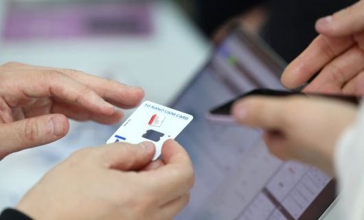 (인천공항=뉴스1) 장수영 기자 = 6일 오전 인천국제공항에 설치된 SKT 부스에서 직원이 유심을 교체하고 있다. 2025.5.6/뉴스1 /사진=뉴스1화상