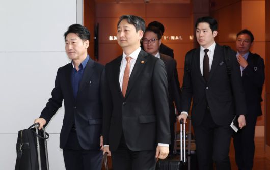 안덕근 산업통상자원부 장관이 6일 오전 인천국제공항 제1터미널에서 체코 두코바니 신규 원전 계약 체결을 위해 출국하고 있다. 뉴스1