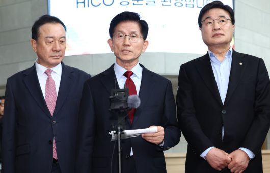 김문수 국민의힘 대통령 후보가 6일 경북 경주시 HICO(정상회의장) 미디어센터에서, 단일화 문제를 놓고 당 지도부와 갈등을 빚고 있는 가운데 브리핑을 하고 있다. 뉴스1