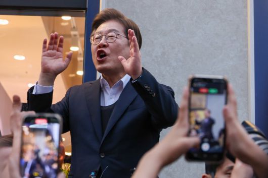 이재명 더불어민주당 대통령 후보가 2차 골목골목 경청투어에 나선 5일 오후 충북 진천군의 혁신도시 상가를 찾아 즉흥 연설을 하고 있다. 사진=뉴스1