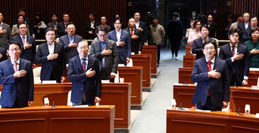 국민의힘 권영세 비상대책위원장과 권성동 원내대표 등 의원들이 5일 서울 여의도 국회에서 열린 의원총회에서 국민의례를 하고 있다. /사진=뉴스1화상