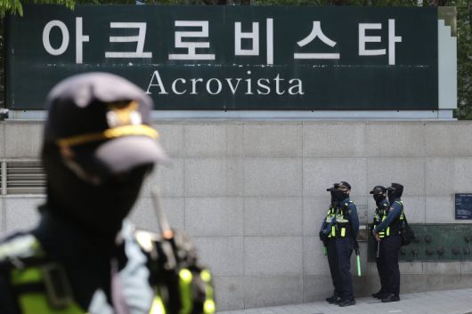 [검찰이 윤석열 전 대통령 사저에 대한 압수수색에 착수한 지난달 30일 서울 서초동 아크로비스타에 경찰이 경계 근무를 서고 있다. 사진=뉴시스