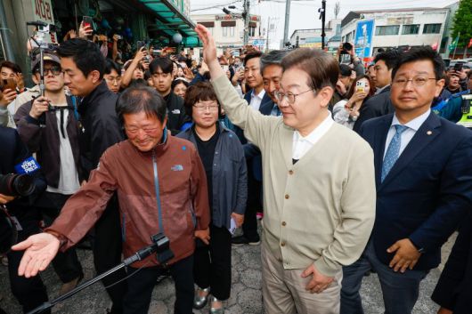 (옥천=뉴스1) 안은나 기자 = 이재명 더불어민주당 대통령 후보가 골목골목 경청투어 이틀차인 6일 오후 충북 옥천군 공설시장을 찾아 인사하고 있다. 2025.5.6/뉴스1 /사진=뉴스1화상