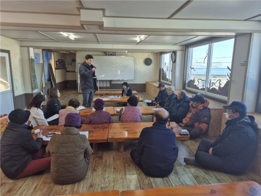 지난 2월 3일 울산 북구 강동동 제전마을에서 열린 도로명 변경 관련 주민설명회의 모습. 도로명을 변경하기 위해서는 기존의 도로명을 사용하는 토지와, 건물의 소유주, 세대주 등 80% 동의를 받아 첨부해야 하는 데 서울 등 타지에 토지 소유주가 많고, 외국인까지 있어 행정의 도움 없이 노인이 많은 제전 마을 주민들 자체만으로는 매우 어려운 일이었다. 울산시 제공