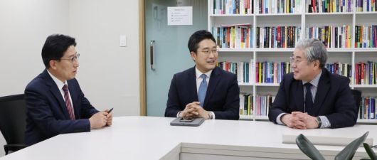 지난 5일 서울 서초구 파이낸셜뉴스 본사에서 노동일 주필(왼쪽) 진행으로 서용주 맥 정치사회연구소장(가운데)과 최수영 시사평론가가 이재명 더불어민주당 대선 후보의 대법원 유죄 취지의 파기환송심 사법리스크를 비롯해 범보수 진영 반(反)이재명 빅텐트, 개헌 이슈 등 다양한 변수들로 요동치는 대선 정국을 심층 진단하고 전망하는 대담을 하고 있다. 사진=박범준 기자