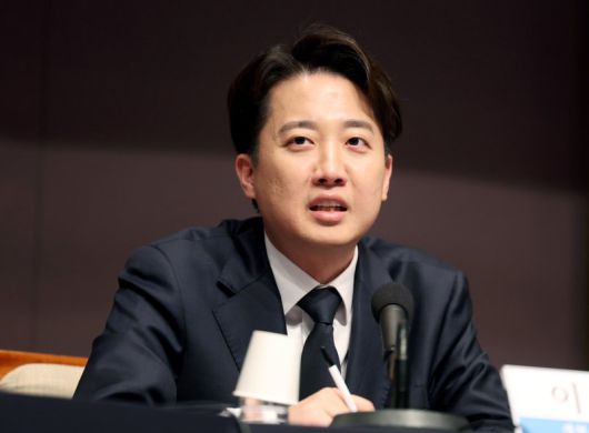 [서울=뉴시스] 김진아 기자 = 이준석 개혁신당 대통령 후보가 30일 서울 중구 프레스센터에서 열린 관훈토론회에서 발언을 하고 있다. 2025.04.30. bluesoda@newsis.com /사진=뉴시스