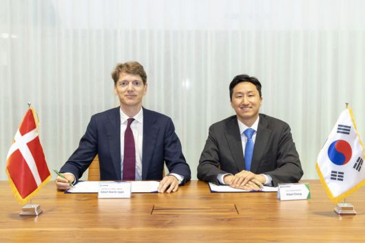 지난달 24일 경기도 성남시 HD현대 글로벌R&D센터(GRC)에서 진행된 체결식에서 정기선 HD현대 수석부회장과 A.P. 몰러 머스크 로버트 머스크 우글라(Robert Maersk Uggla) 의장이 ‘탈탄소 해운 기술 발전 및 글로벌 통합 물류 서비스 분야의 포괄적 협력 관계 구축을 위한 양해각서(MOU)’에 서명하고 있다. HD현대 제공