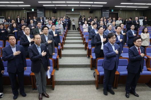 국민의힘 권영세 비상대책위원장과 권성동 원내대표을 비롯한 의원들이 6일 오후 서울 여의도 국회에서 열린 의원총회에서 국기에 경례를 하고 있다. 뉴스1