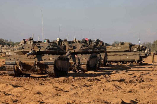 5일(현지시간) 이스라엘과 팔레스타인 가자지구 국경 인근에서 이스라엘군 기갑차량들이 대기하고 있다.AFP연합뉴스
