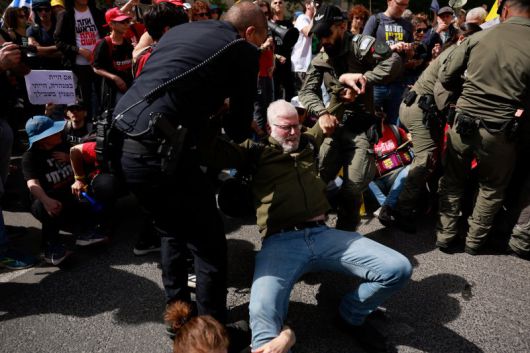 5일(현지시간) 예루살렘에서 이스라엘 보안군이 베냐민 네타냐후 이스라엘 총리와 네타냐후 정부에 반대하는 시위대를 끌어내고 있다.로이터연합뉴스