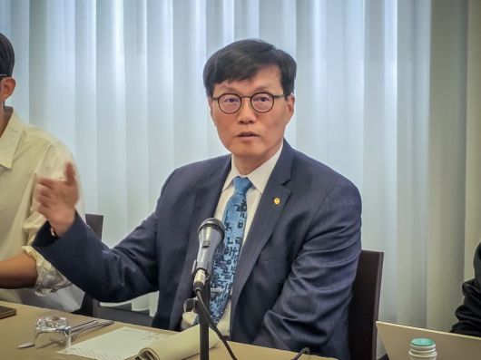 아시아개발은행(ADB) 연차총회 참석 등을 위해 이탈리아를 방문 중인 이창용 한국은행 총재가 5일(현지시간) 오전 국내 기자단과 간담회를 하고 있다. 한국은행 제공