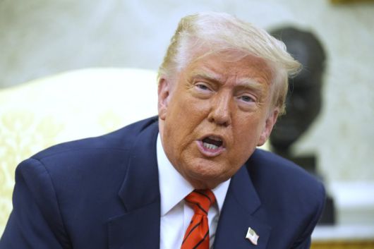 도널드 트럼프 미국 대통령이 6일(현지시간) 백악관을 찾은 마크 카니 캐나다 총리와 정상회담 뒤 기자들에게 예멘 후티 반군이 항복했다면서 예멘 폭격을 즉각 중단한다고 밝혔다. 그러나 후티 반군은 항복한 적이 없다며 홍해 선박 공격은 멈추지 않을 것이라고 다짐했다. AP 연합