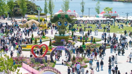 지난 5일 '2025 고양국제꽃박람회'가 열린 일산호수공원 티니핑 조형물 인근에 많은 관람객들이 찾아 어린이날을 보내고 있다. 고양시 제공. /사진=뉴스1