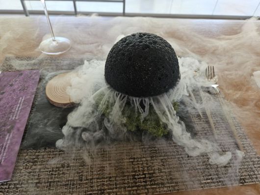 티마카세 코스 중 하나인 '포레스트 젤라또+퍼플 튀일'. 사진=이정화 기자