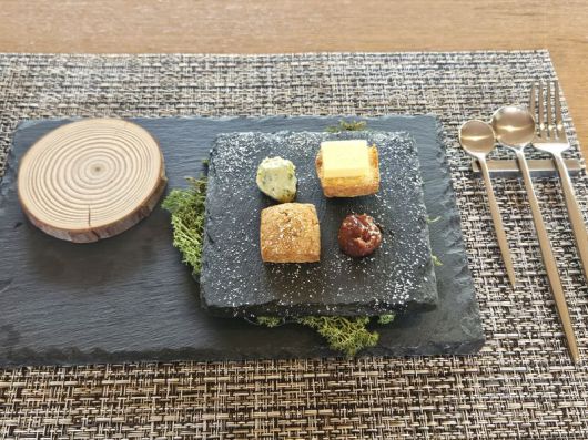 티마카세 코스로 나오는 수제스콘과 수제잼. 사진=이정화 기자