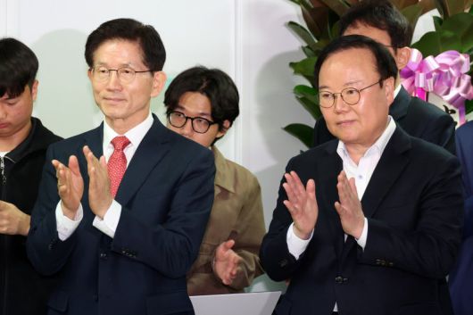 제21대 대통령 선거 출마를 선언한 김문수(왼쪽) 전 고용노동부 장관이 지난달 15일 오전 서울 여의도 대하빌딩 경선 캠프에서 열린 청년·대학생들의 지지 선언 기자회견에서 대학생들의 발언을 들으며 박수치고 있다. 오른쪽은 김재원 전 국민의힘 최고위원. 뉴시스