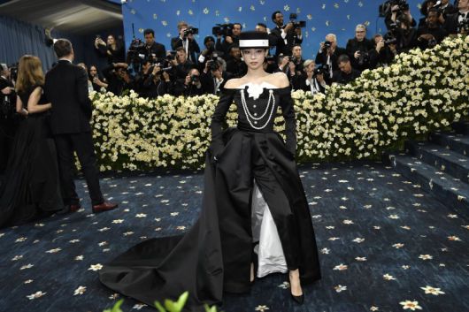 제니가 5일(현지 시간) 미국 뉴욕의 메트로폴리탄 미술관 의상 연구소 전시회 개막 기념 자선 갈라(멧 갈라) ‘슈퍼파인: 블랙 스타일 테일러링'(Superfine: Tailoring Black Style)’에 참석해 포토타임을 갖고 있다./사진=뉴시스화상