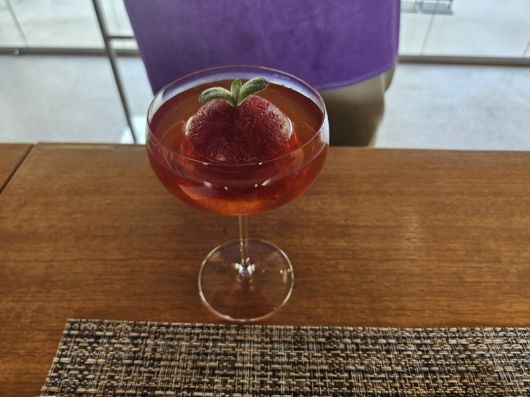 티마카세 코스로 나오는 '바닐라 코코 퍼플 티 애플 칵테일'. 사진=이정화 기자