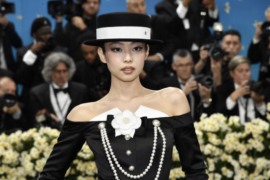 제니가 5일(현지시간) 미국 뉴욕의 메트로폴리탄 미술관 의상 연구소 전시회 개막 기념 자선 갈라(멧 갈라) '슈퍼파인: 블랙 스타일 테일러링(Superfine: Tailoring Black Style)'에 참석해 포토타임을 갖고 있다. /사진=뉴시스