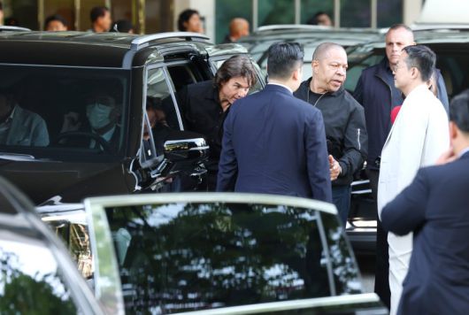 할리우드 배우 톰 크루즈가 '미션 임파서블: 파이널 레코닝' 홍보를 위해 7일 오후 서울김포비즈니스항공센터(SGBAC)를 통해 내한해 준비된 마이바흐 차량 대신 기아 카니발을 타고 있다.뉴스1