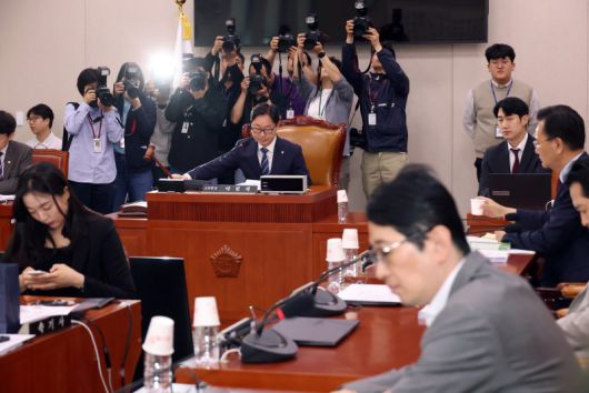 7일 서울 여의도 국회에서 열린 법제사법위원회 제1차 법안심사제1소위원회에서 박범계 위원장이 회의를 개의하고 있다. 사진=뉴시스