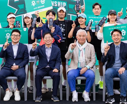 지난 6일 서울 올림픽공원에서 진행된 '2025 하나증권 테니스 챔피언십'에서 강성묵 하나증권 대표이사(앞줄 왼쪽 두번째) 등 행사 관계자들이 기념촬영을 하고 있다. 하나증권 제공