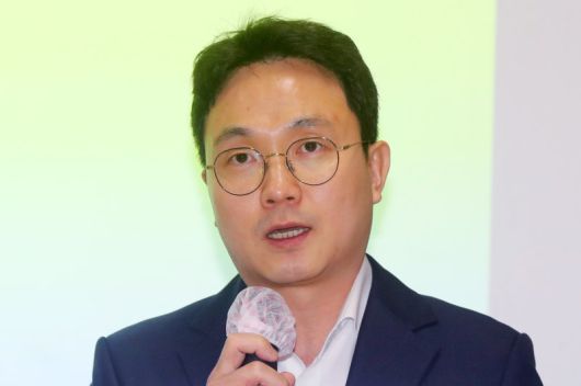 故 김새론 유족 측과 김세의 가로세로연구소 대표가 7일 서울 강남구 모처에서 배우 김수현 관련 기자회견을 연 가운데 유튜버 연예뒤통령 이진호가 반박 기자회견을 열고 발언하고 있다. 뉴시스