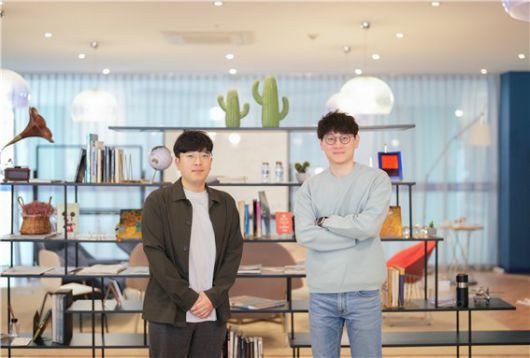 울산과학기술원(UNIST) 인공지능대학원 윤성환 교수팀의 윤 교수(오른쪽)와 이재준 연구원. UNIST 제공