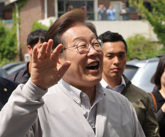 환하게 웃는 李 이재명 더불어민주당 대선 후보가 7일 전북 전주시 풍남문광장 인근에서 진행된 '골목골목 경청투어'에서 지지자들을 향해 밝게 인사하고 있다. 이날 서울고법은 오는 15일로 예정됐던 이 후보의 공직선거법 위반 혐의 파기환송심 첫 공판을 대선 이후인 6월 18일로 연기했다. 연합뉴스                                      구호 외치는 국힘 7일 권성동 원내대표(앞줄 왼쪽 두번째) 등 국민의힘 의원들이 이날 오전 더불어민주당 주도로 대통령 당선 시 진행 중인 형사재판을 정지하는 내용의 '형사소송법 개정안'이 국회 법사위 심사소위를 통과하자 이에 항의하는 손팻말을 들고 구호를 외치고 있다. 연합뉴스