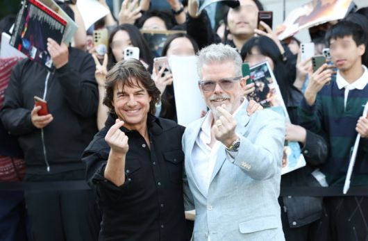 할리우드 배우 톰 크루즈와 크리스토퍼 맥쿼리 감독(오른쪽)이 '미션 임파서블: 파이널 레코닝' 홍보를 위해 7일 오후 서울김포비즈니스항공센터(SGBAC)를 통해 내한해 하트를 그리고 있다. 뉴스1