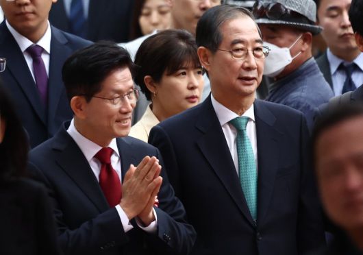 김문수 국민의힘 대통령 후보(왼쪽)와 한덕수 무소속 대통령 선거 예비후보가 지난 5일 오전 서울 종로구 조계사에서 열린 불기 2569년 부처님오신날 봉축법요식에 참석하고 있다. /사진=뉴스1