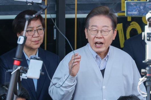 이재명 더불어민주당 대통령 후보가 2차 골목골목 경청투어 마지막 날인 7일 전북 진안군 진무로를 찾아 즉흥 연설하고 있다. 사진=뉴스1