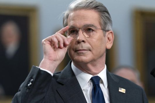 미국 스콧 베선트 재무장관이 6일(현지시간) 미국 워싱턴DC 국회 의사당의 하원 청문회에 참석해 증언을 준비하고 있다.AP뉴시스                                    미국 무역대표부(USTR)의 제이미슨 그리어 대표가 지난달 8일 미국 워싱턴DC 국회 의사당의 상원 청문회에 참석해 증언하고 있다.AP연합뉴스